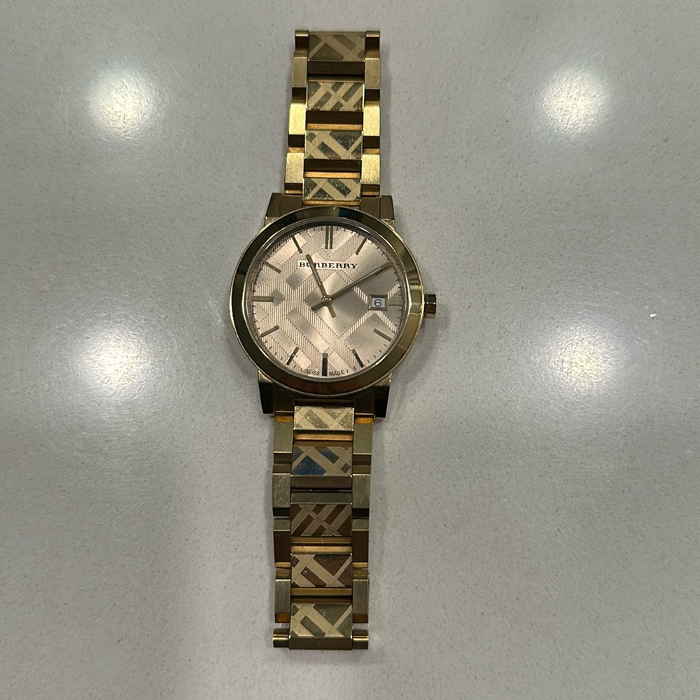 Stainless steel. Swiss made sapphire crystal